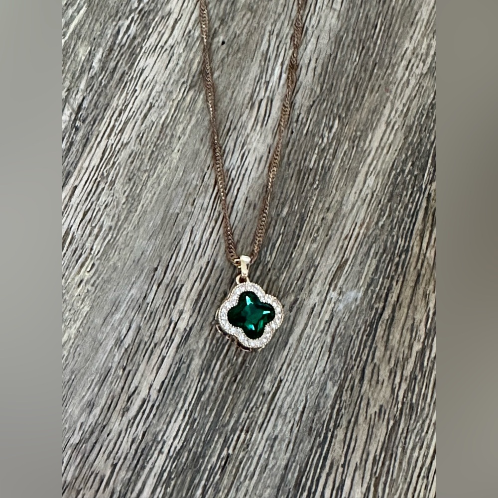 Necklace with green accent